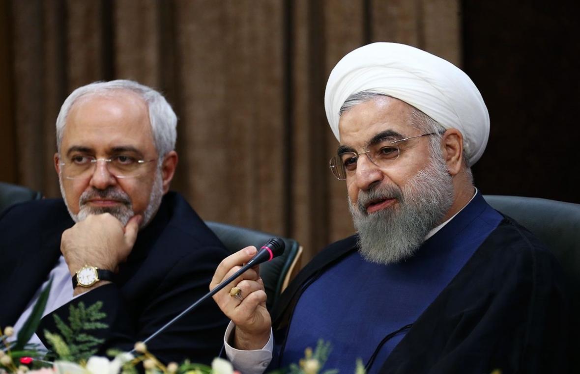 آقای روحانی! از وزیرخارجه تان دفاع کنید