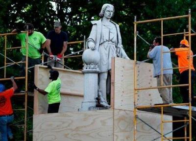 مجسمه کریستف کلمب علیرغم تهدید ترامپ به زیر کشیده شد، عکس